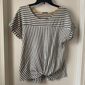 Gyft T-shirt: striped, knotted front hem